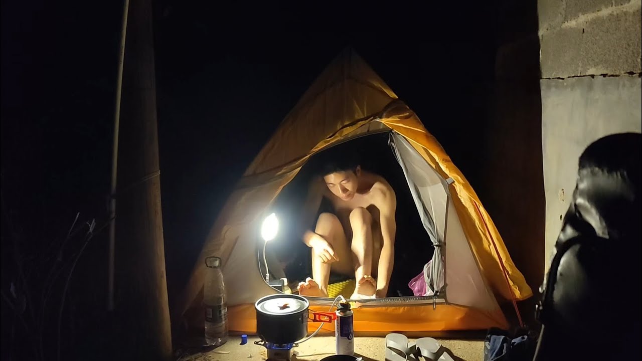 离开宁远县，临近天黑幸运找到一个废弃房。打扫干净在这里打火锅吃