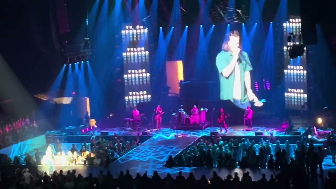Tyler Hubbard live in concert singing Dancing' in the country #tylerhubbard