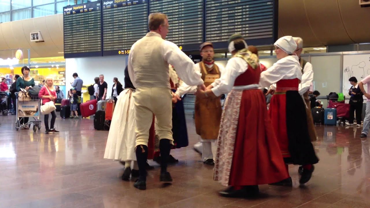 Tensta Folkdanslag dansar nioanengel på Arlanda den 6 juni 2013