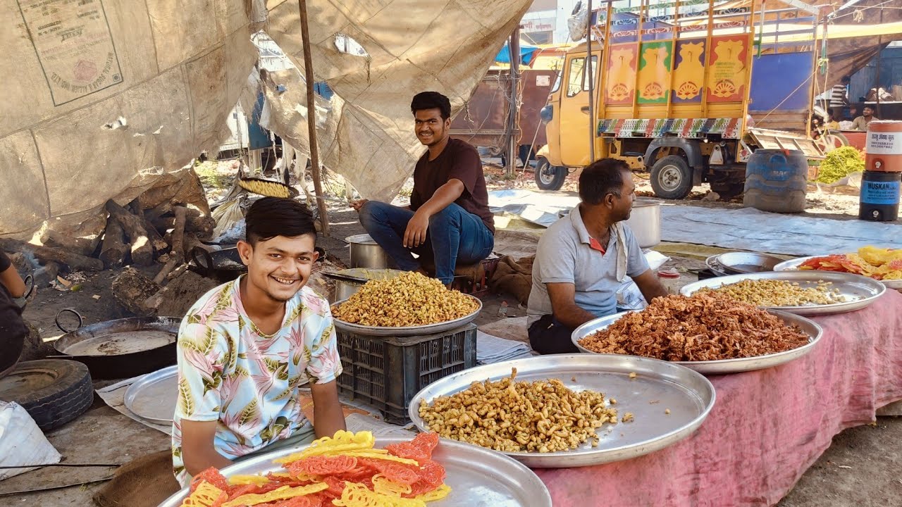जलेबी और भजिया कैसे बनाते हैं / Wai bazar Market | @TheVloggingFeel 