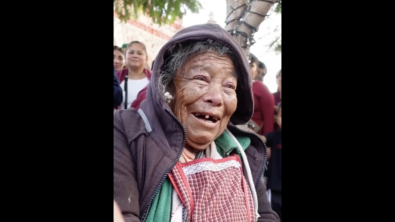 Millonario le quita su puesto a la señora y la gente no lo permite.