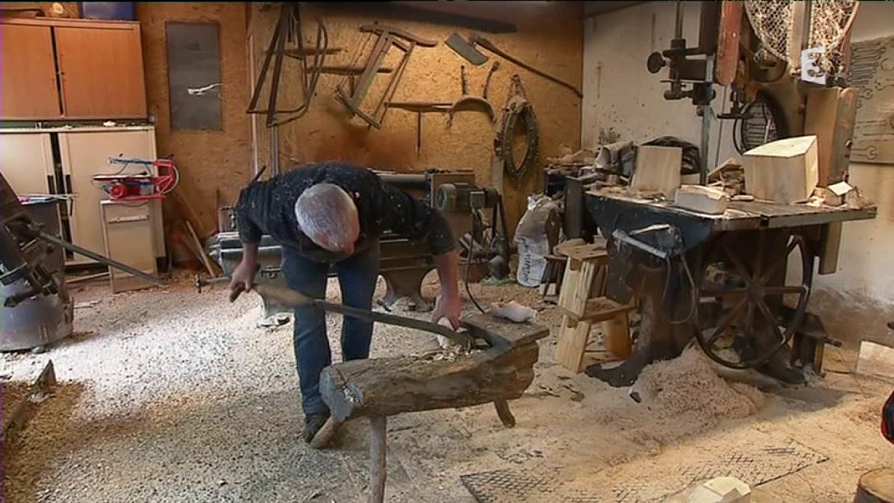 Rund um : le métier de sabotier existe toujours en Alsace