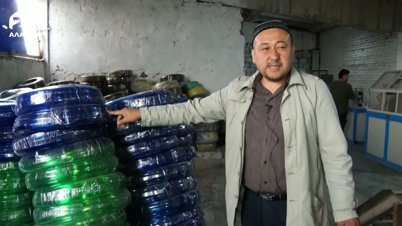 Сузак районунун тургуну суу түтүгүн чыгара турган цехти иштетүүдө / ӨНҮГҮҮГӨ КАРАЙ
