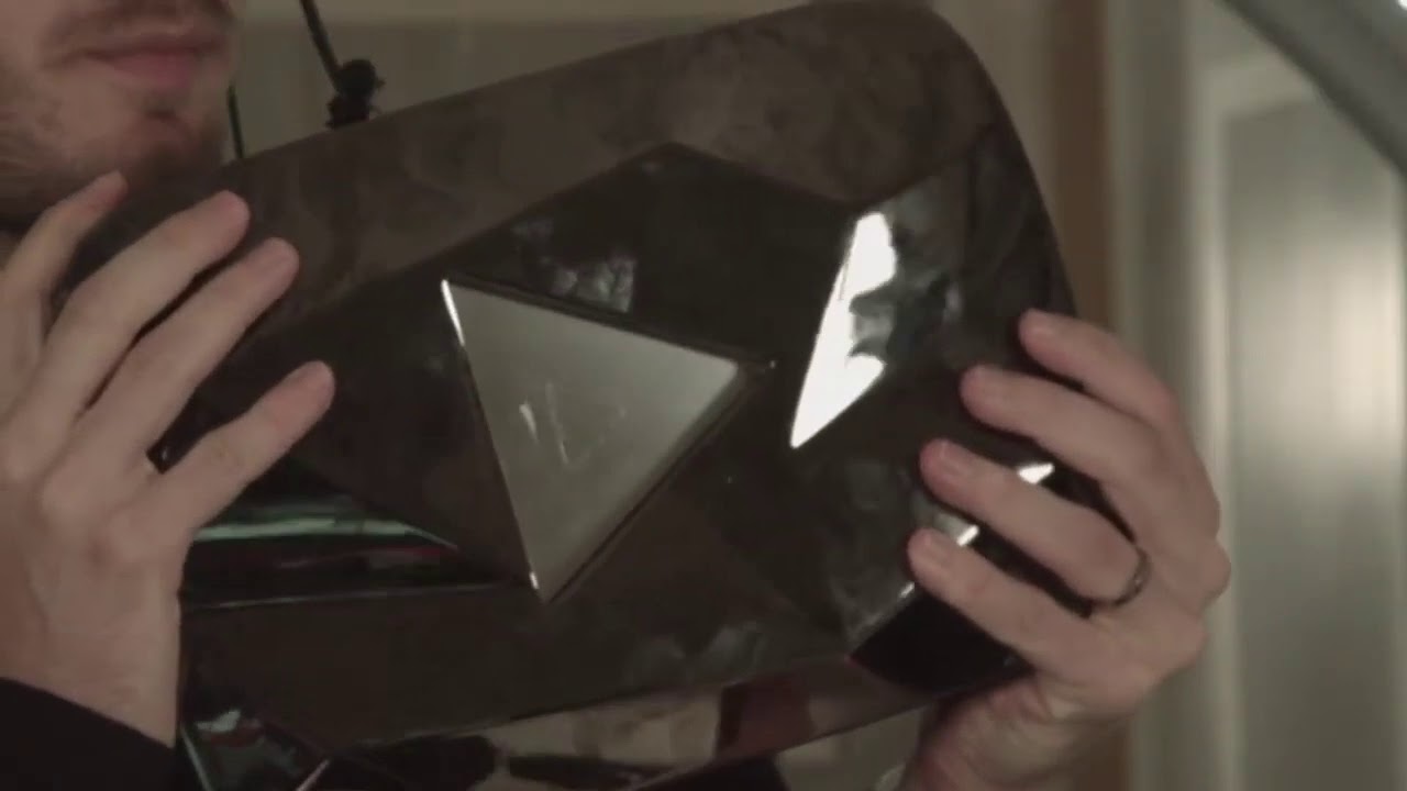 PewDiePie breaking his 100m playbutton
