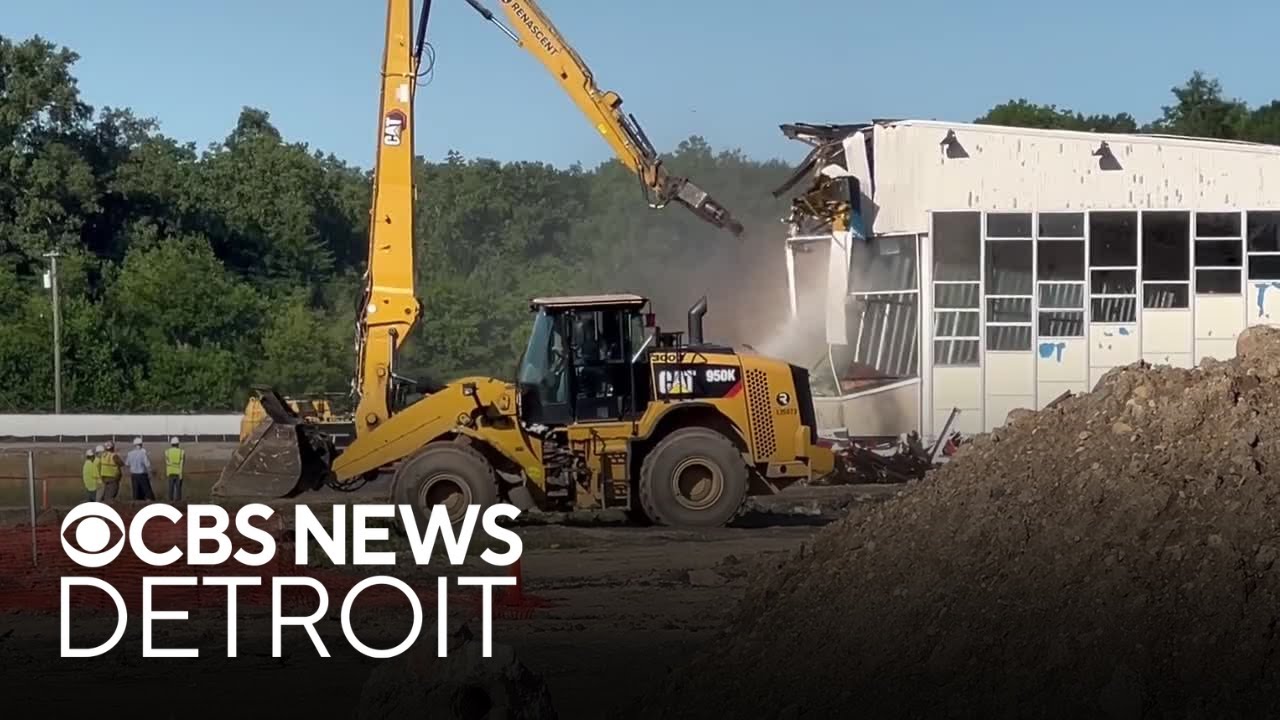 Video shows demolition of clubhouse at Northville Downs