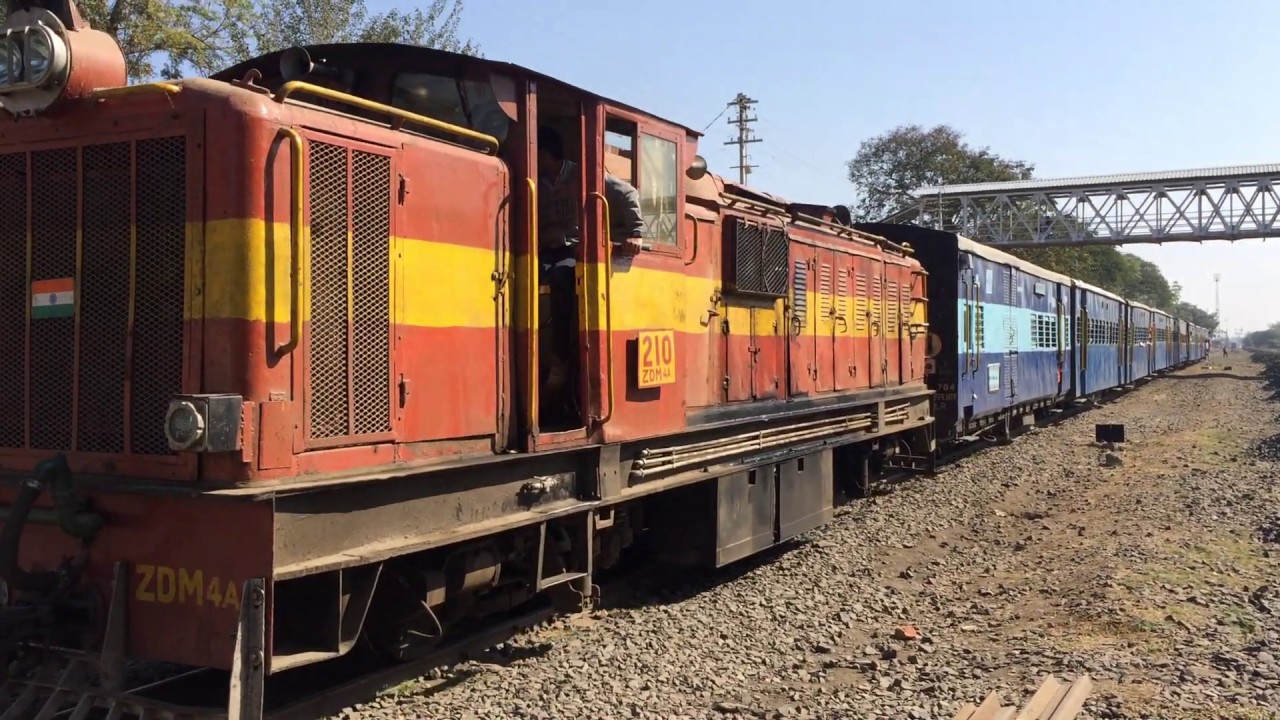 [2017] Narrow Gauge Nagbhir-Itwari passenger departing Itwari railway station.
