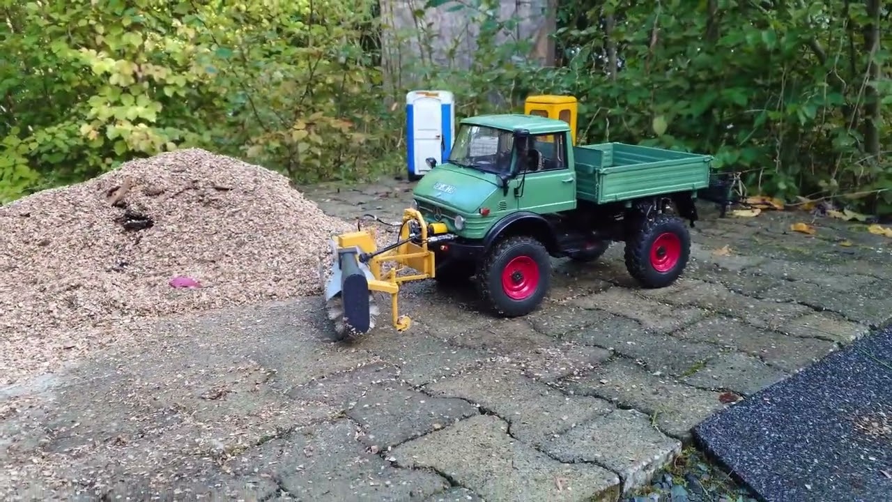 Unimog 406 with Sweeping attachment Kehrmaschine