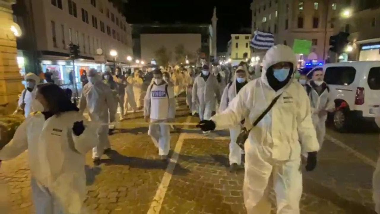 No Green pass in corteo a Padova in tuta bianca: La gente come noi non molla mai