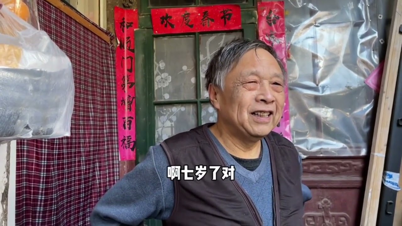 北京胡同遇东北插队大爷，退休金5000，照顾92岁老母亲 大爷乐观善谈，回忆东北插队什么苦都吃过，现在知足#老北京 #北京胡同 #插队 #退休金 #你大爷永远是你大爷