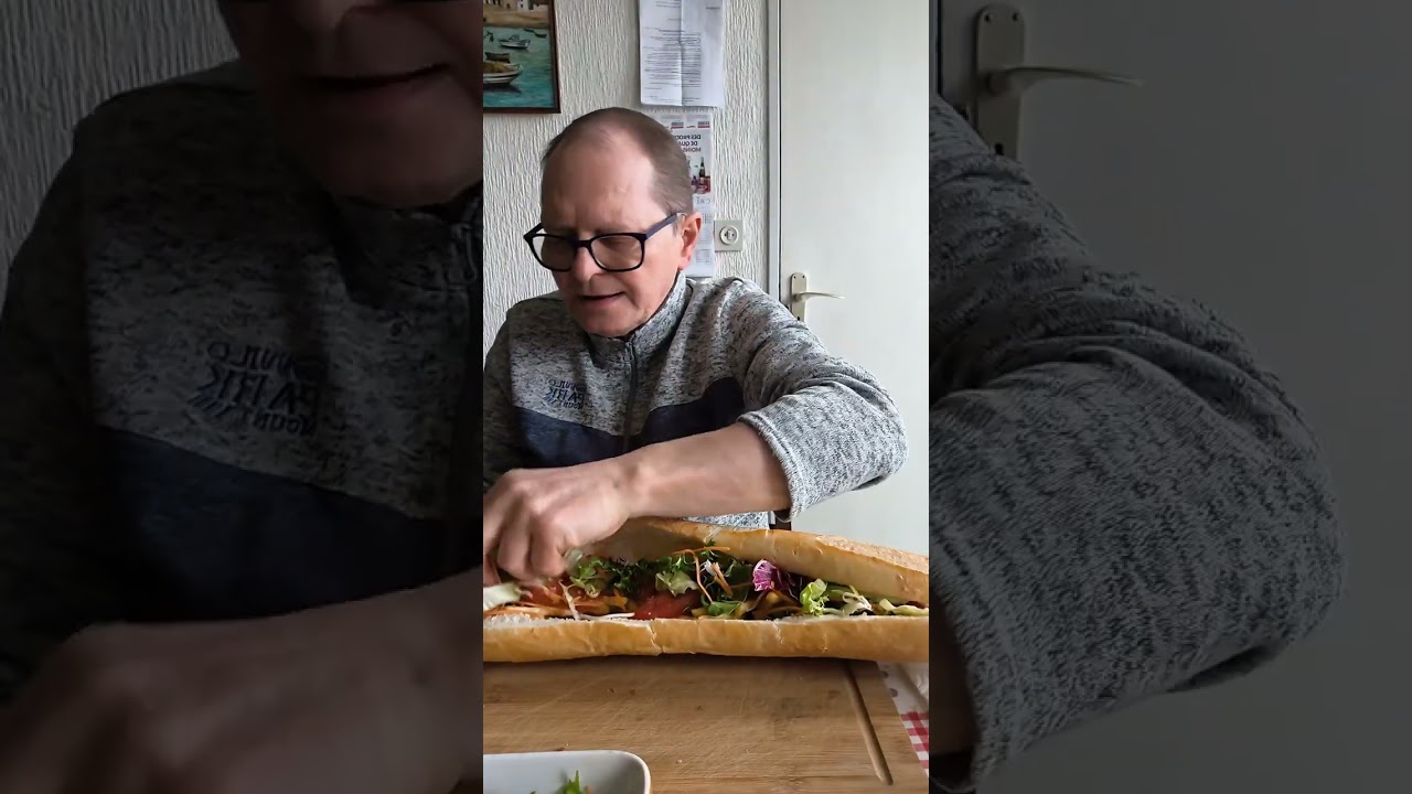 Un pain mitraillette avec du kebab des frites et des crudités