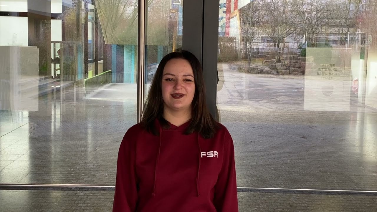 Mit Salome über den Schulhof der Friedrich-Schiller-Realschule Böblingen