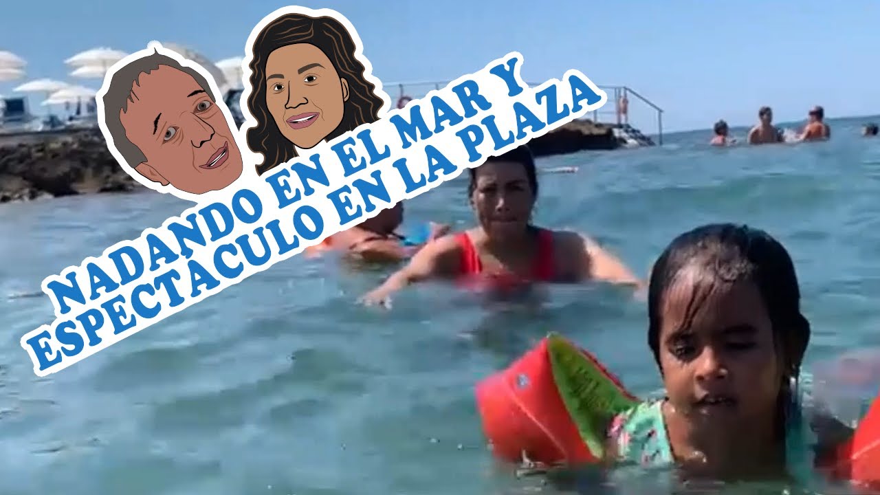 Nadando en el mar / Espectáculo en la plaza – Vacaciones en Italia
