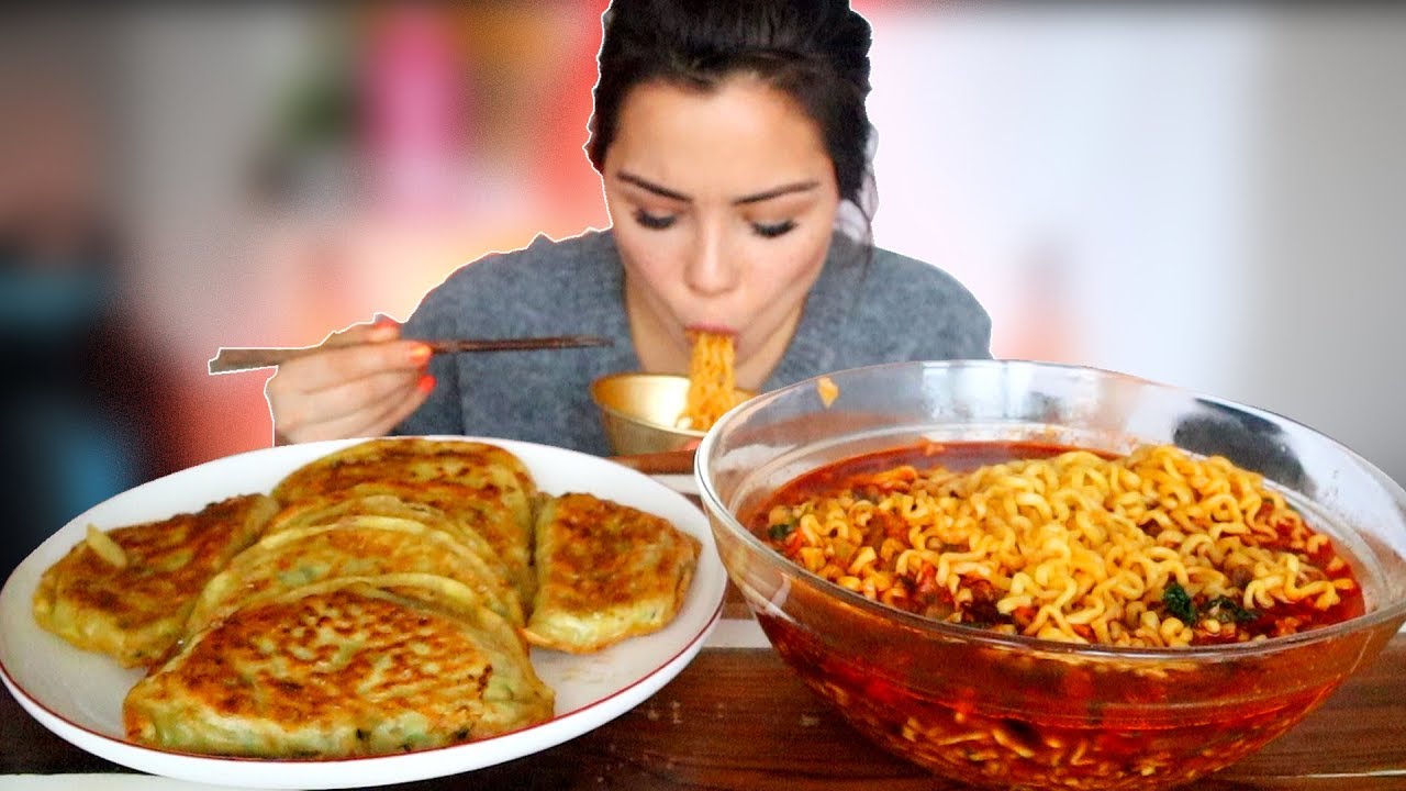Seafood Noodle Soup 짬뽕 & Huge Dumplings 만두 Mukbang 먹방