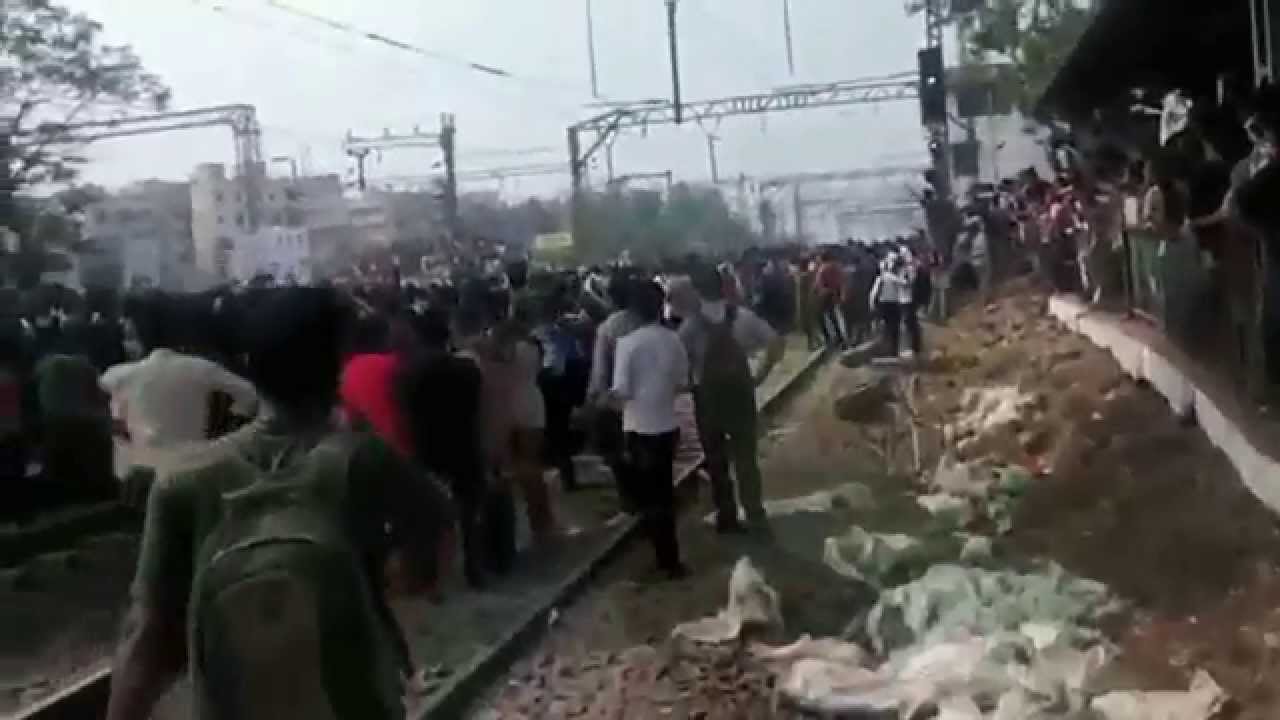 Commuters clashes with police due to delay in trains in mumbai