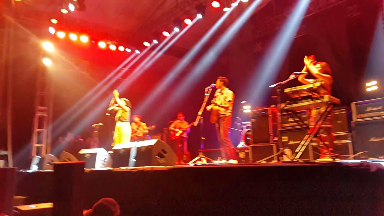 white shoes couples company windu defrina Live At JEC 11 April 2015 (The Parade 2015