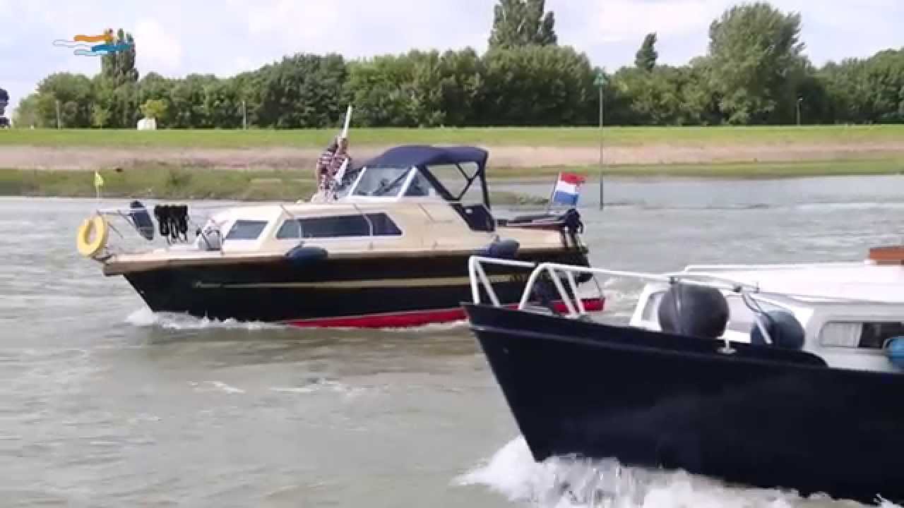 Motorbootliefhebbers leren tijdens Grote Rivierentocht
