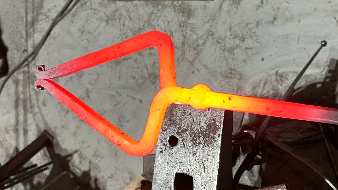 Forging Blacksmith&rsquo;s Hammer Eye Tongs
