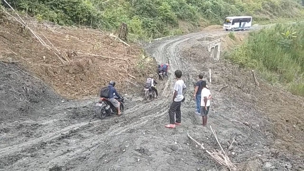 Bus Dengan Rute Jalanan Berlumpur Dan Ekstrim - Hanya Bus Damri Perintis Yang Mewati Jalan Ini