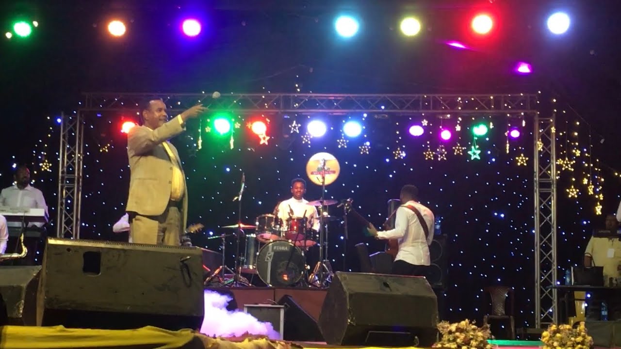 አረጋሓኝ ወራሽ ያፈቀረሽ አይኔ(የአምባ ውብ መሆንሽን) በቀጥታ መድረክ ላይ Aregahegn Werash live #ethiopianmusic #yaredyohannes