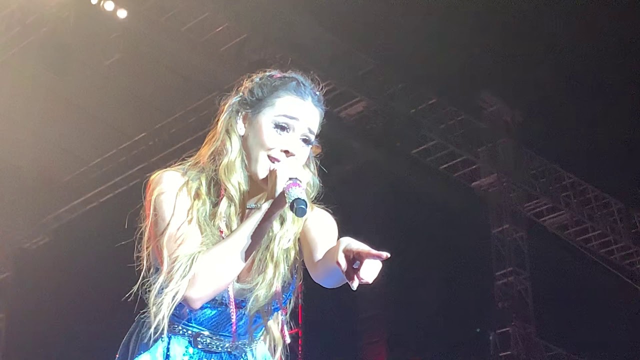 DANNA PAOLA - MALA FAMA ( en vivo )