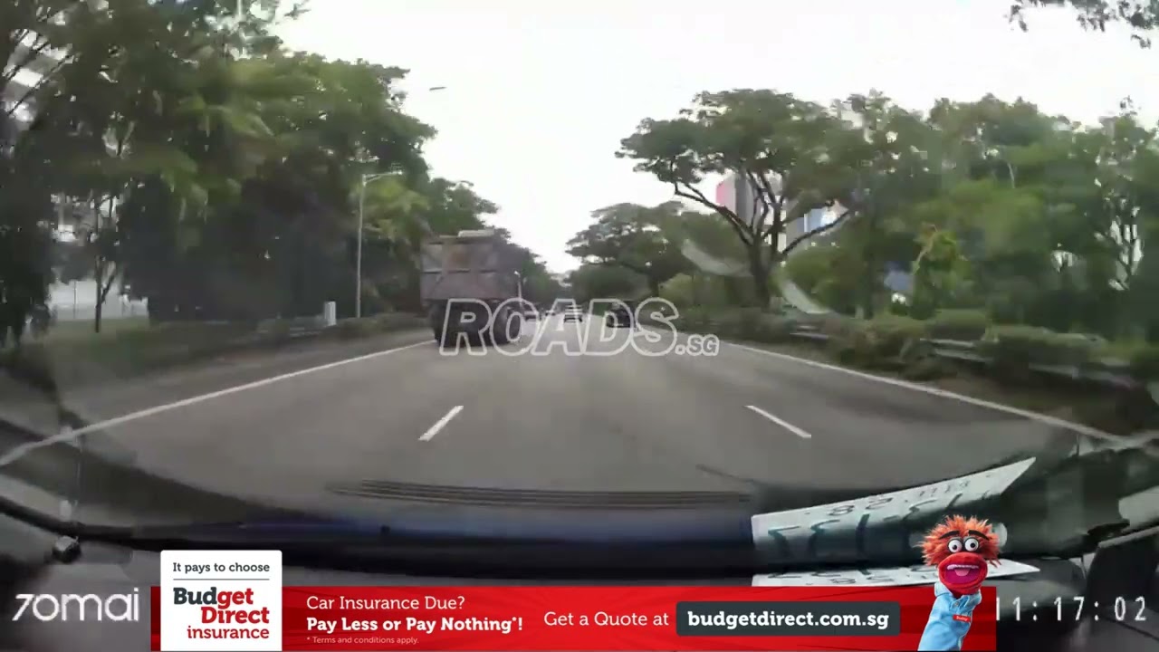 Metal debris falling out of large truck on PIE (18/12/26)