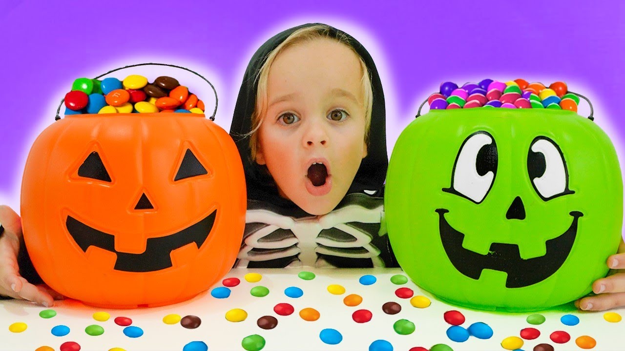 Chris brinca de doces ou travessuras de Halloween com amigos