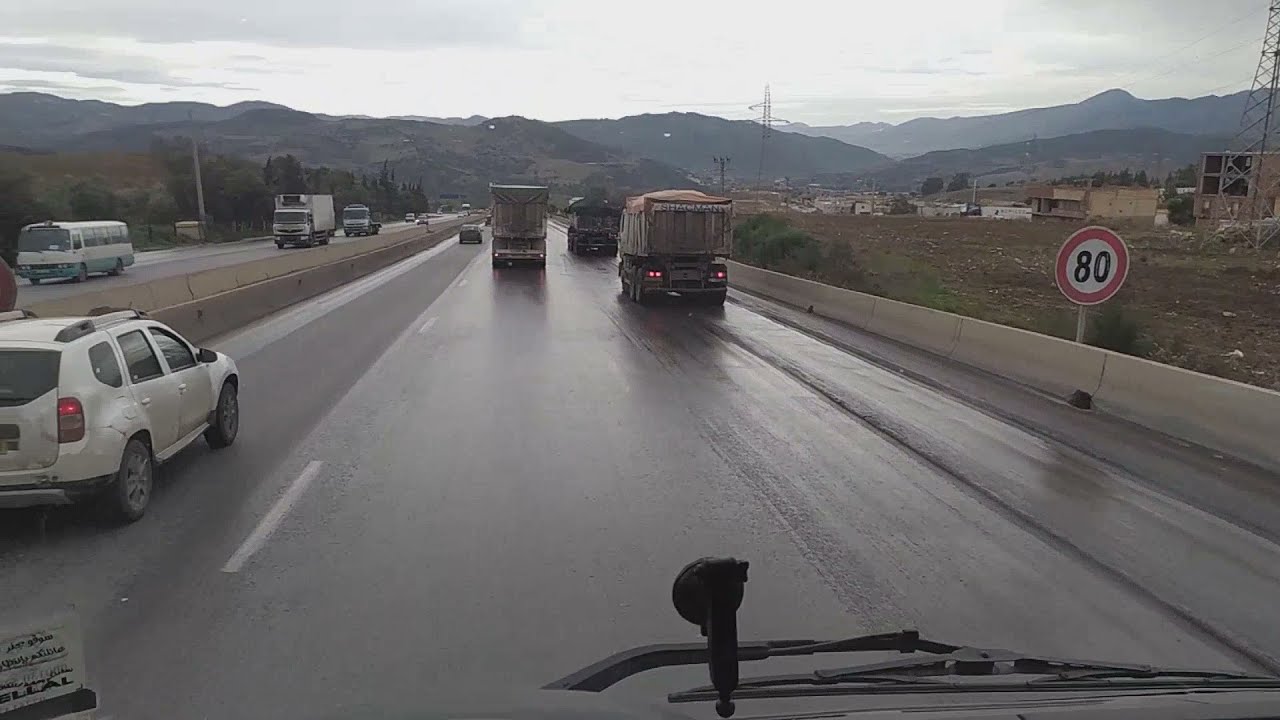 من مدينة الجباحية البويرة منحدر خطير 😔🇩🇿🌧⛈️🚛طريق السيار شرق غرب