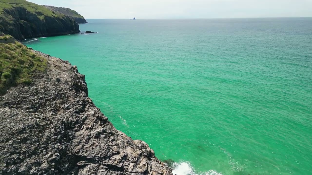 Clear waters & beautiful scenery at Perranporth beach | 4K