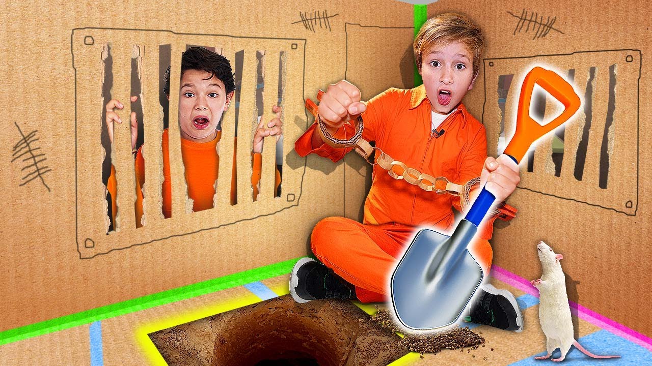 Thử thách thoát khỏi NHÀ TÙ BÌA CARDBOARD!!