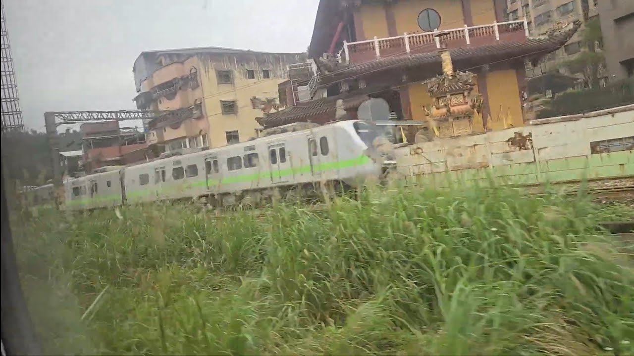 4131次瑞芳發車經由宜蘭線開往樹林的銀綠色微笑號EMU900型十輛一編組EMU951區間車，和4162次樹林發車經由宜蘭線開往蘇澳的EMU500型八輛二編組EMU520+EMU502區間車