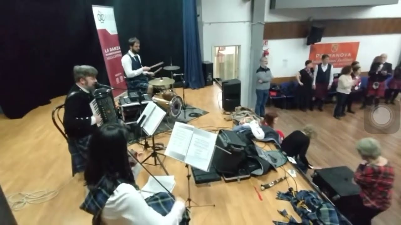 Ceilitaly plays Auld Lang Syne at Burns Night Rome - Scottish ceilidh band based in Italy