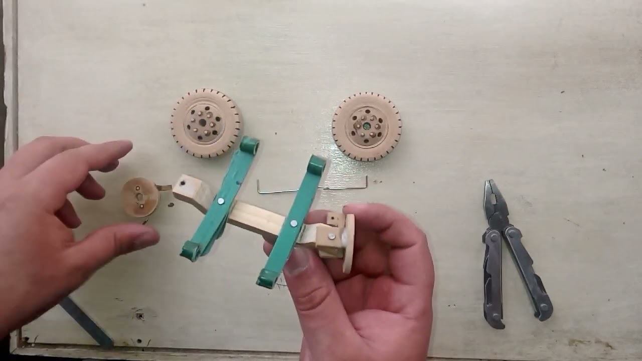 troque delantero para camión a escala (miniaturas) realizado en madera y hojas en PVC
