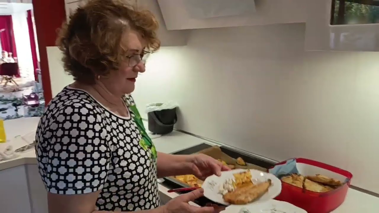 Жарим рыбу в кляре,до золотистой ,хрустящей корочки. Просто и очень  вкусно!