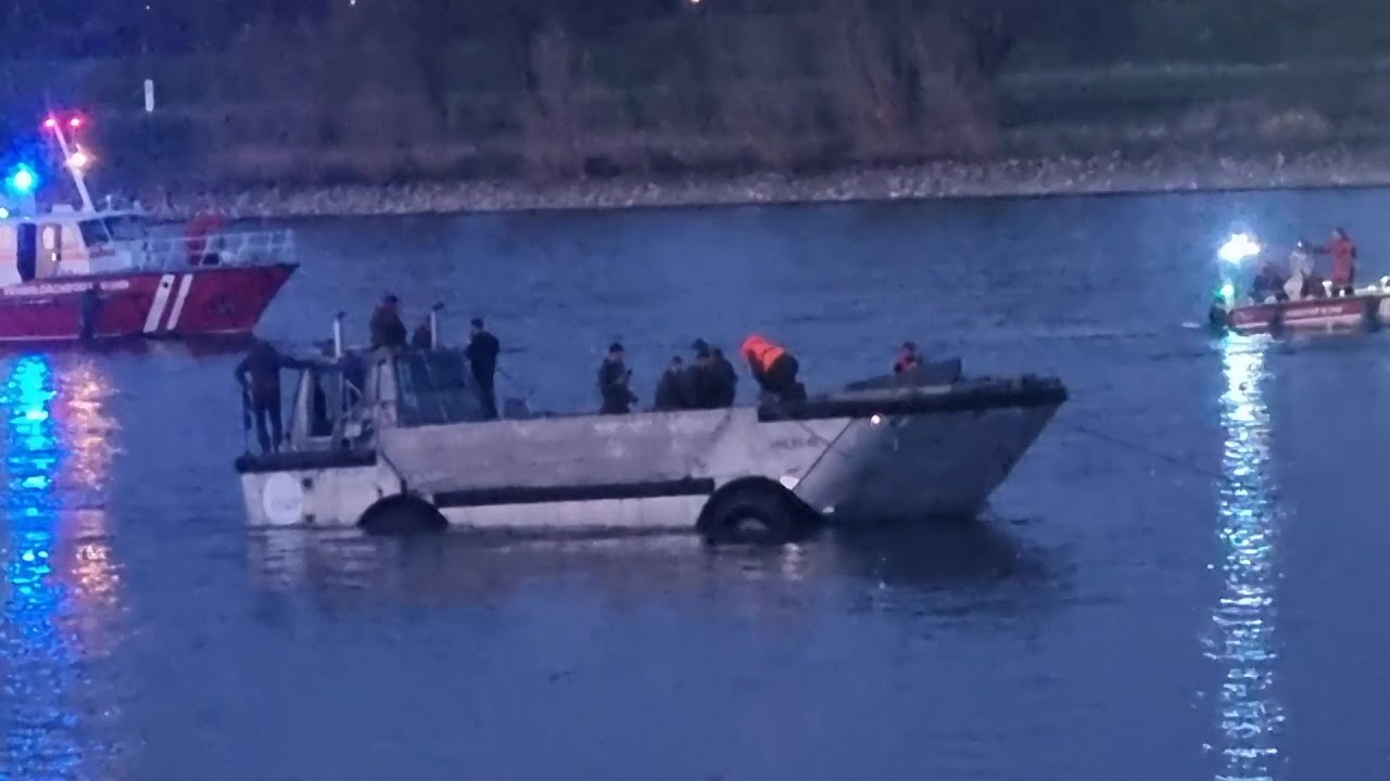 Exklusiv: Manövrierunfähiges Amphibienfahrzeug von Morlock Motors auf Rhein in Bonn 23.03.25 + O-Ton