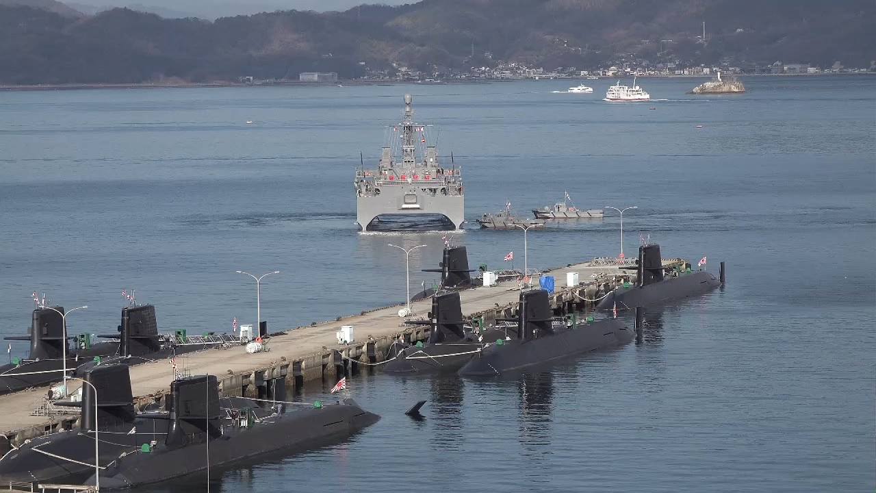 2026海上自衛隊呉基地空母KAGA「3月08日（日）春近し⚓呉基地では？たくさんの安航旗が上げられた中を音響測定艦「びんご」初入港❤②