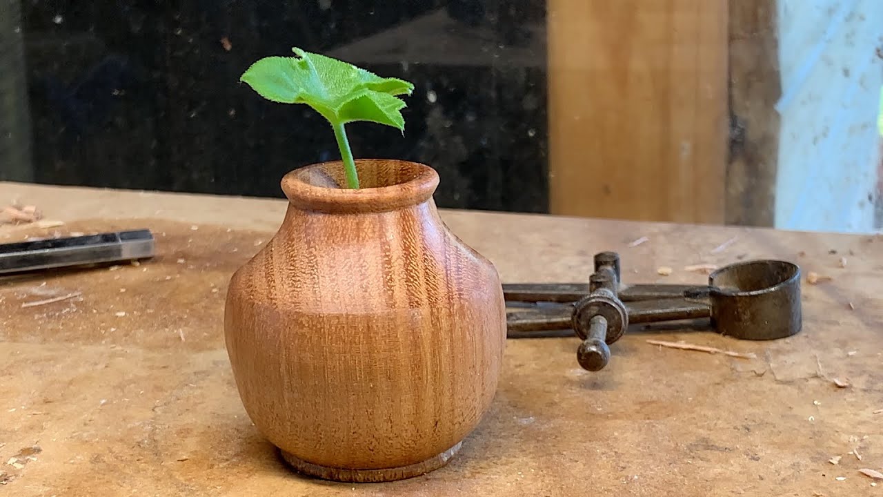 Richard Raffan turns a scrap of old table leg into a small vase.