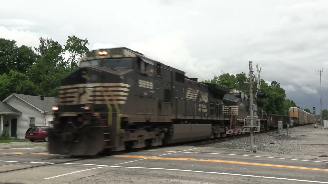 NORFOLK SOUTHERN GE D9-44CW Northbound Mix Freight