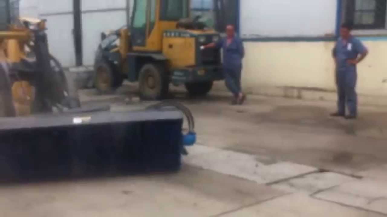 Фронтальный погрузчик🚜 XD920 со щёткой для уборки снега❄