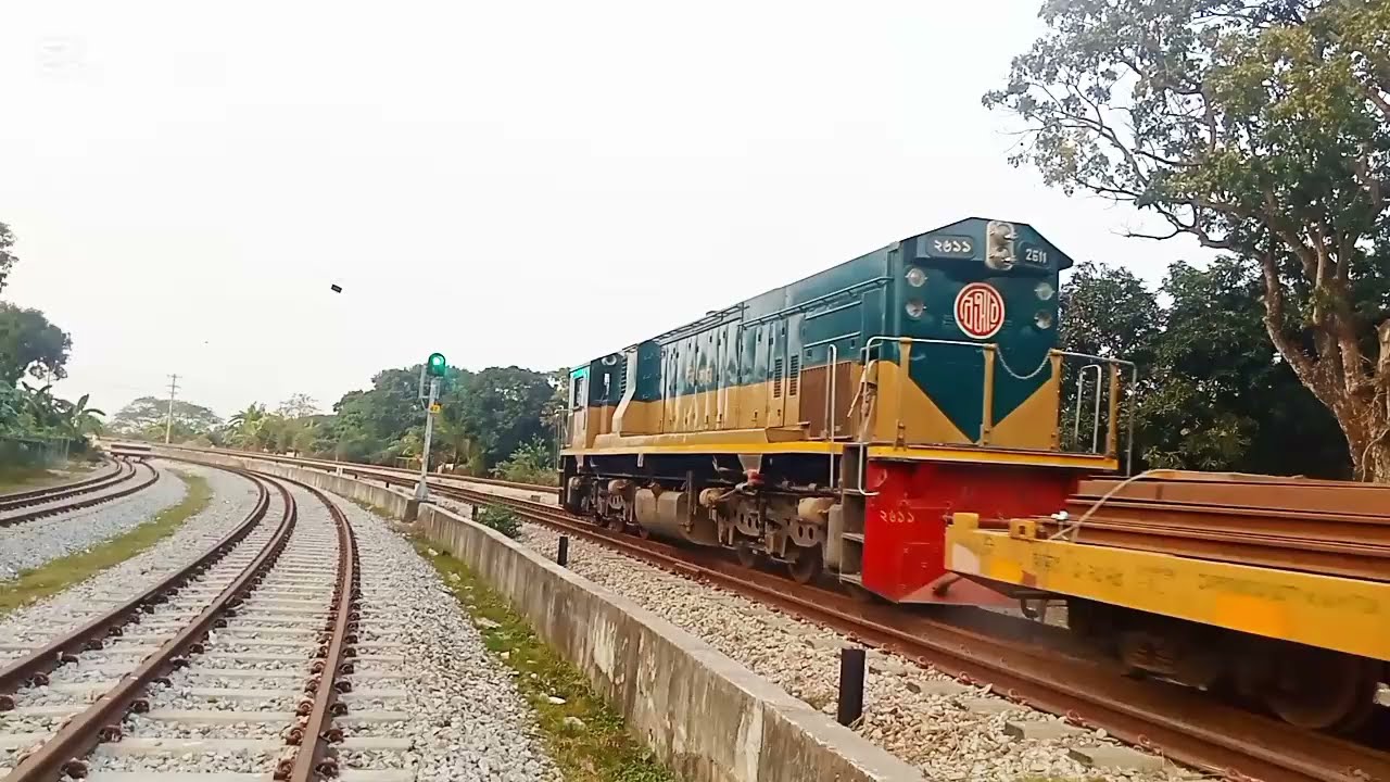 রেলওয়ের স্লিপার এবং ওয়াগন বাহী গাড়ির পিছনে অচল লোকোমোটিভ। 
