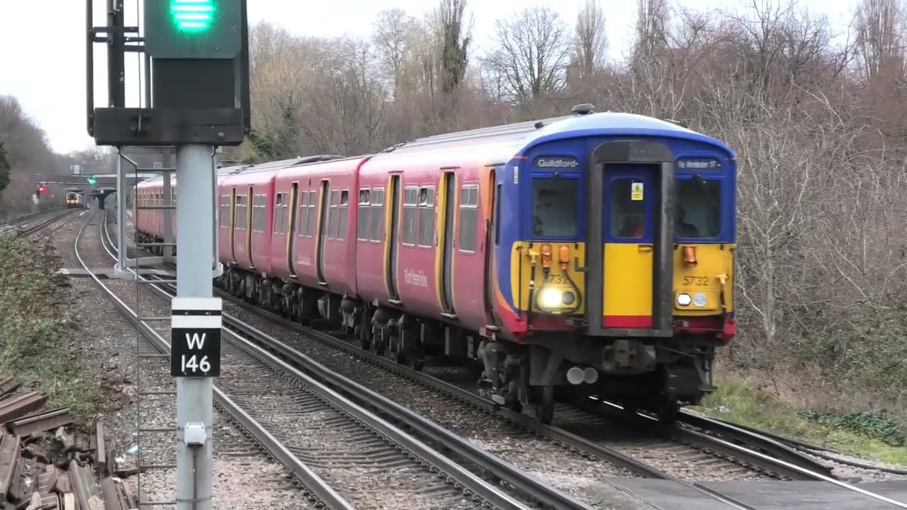 Trains at Earlsfield 18/02/23