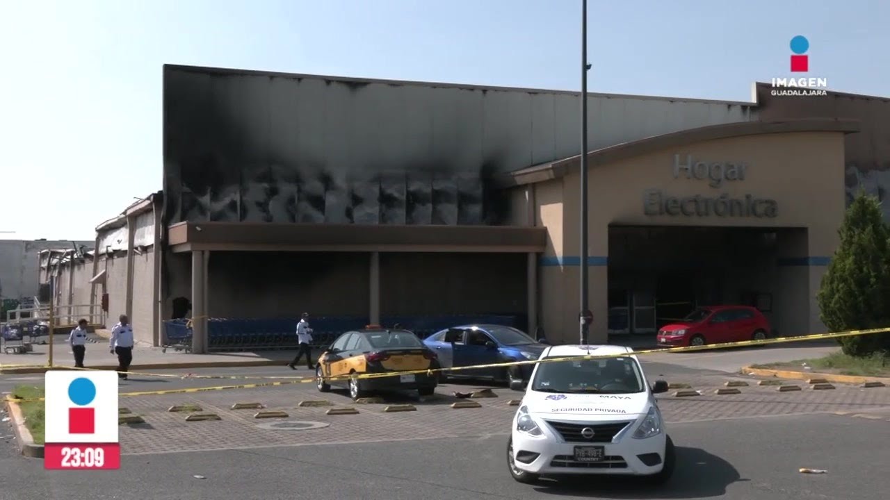 Fuerte incendio arrasó con un supermercado en Zapopan | Noticias GDL con Rey Suárez