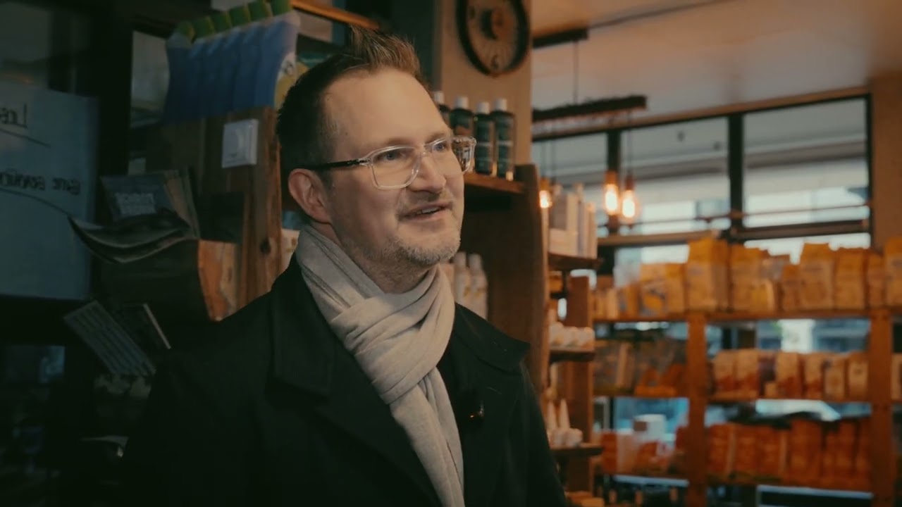 Gerhard hört der Wirtschaft zu