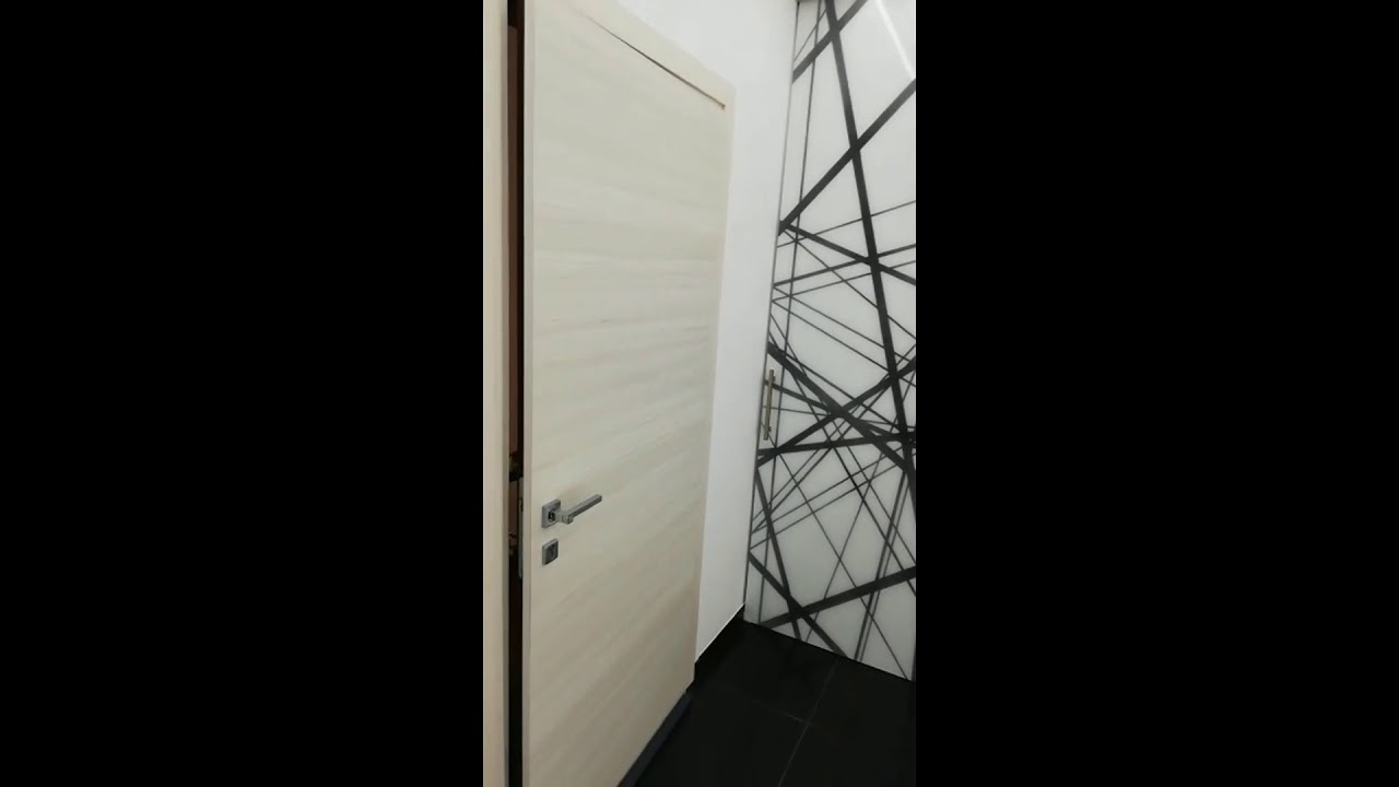 porta in vetro scorrevole laccata con binario invisibile
