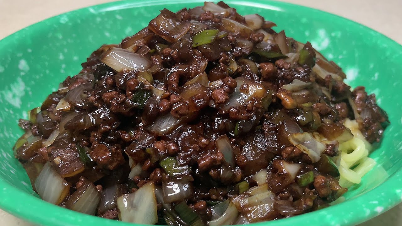 잘게 다진 고기와 잘게 썬 야채로 만드는 유니짜장 만들기