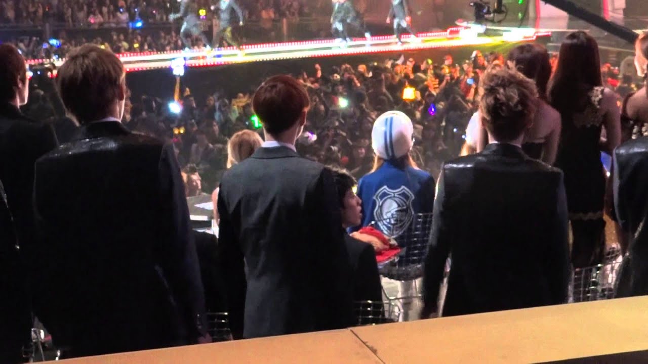 131122 EXO During It's Raining Performance