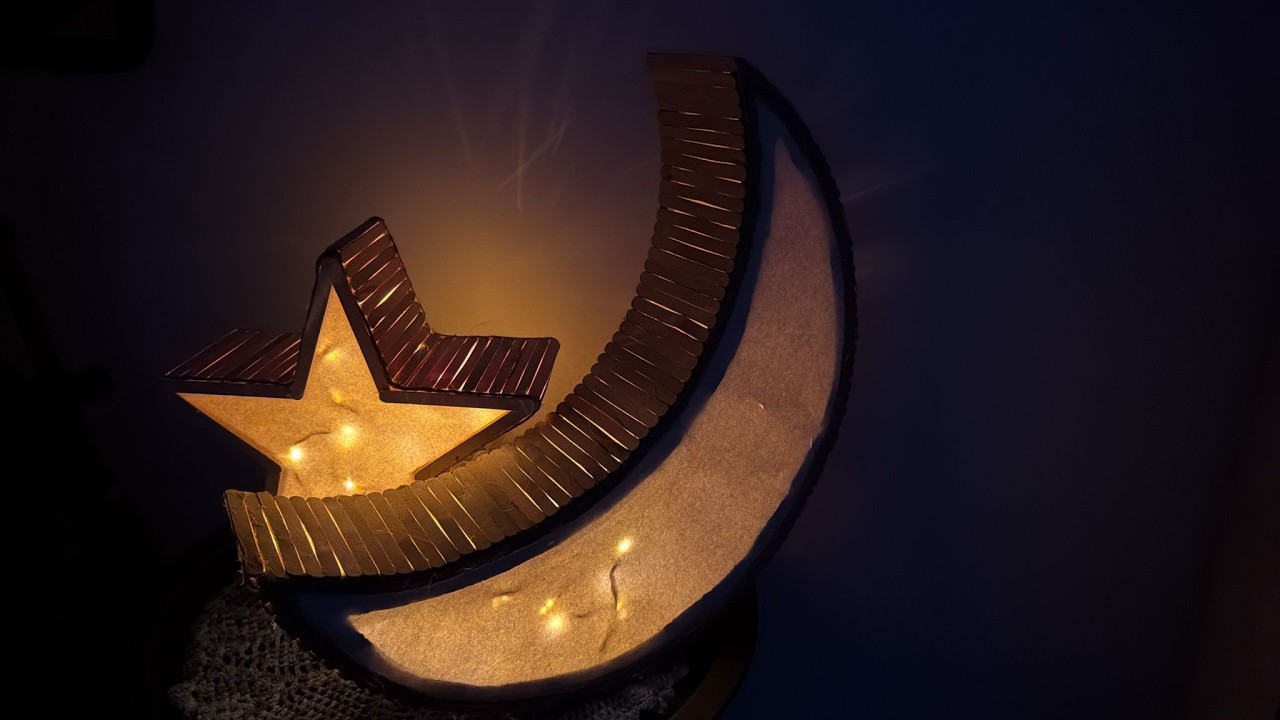 عمل يدوي لهلال ونجمة لزينة رمضان للأطفال 🎨🌙 – بسهولة بالكرتون والأعواد