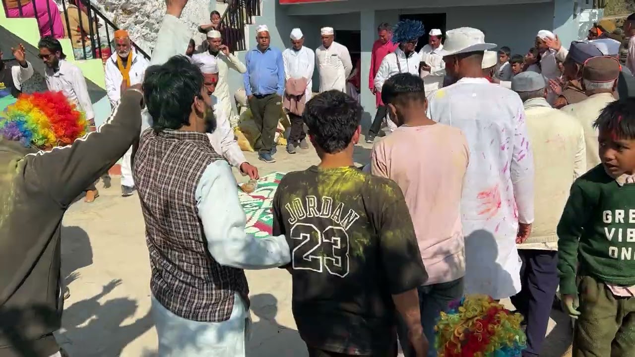 Gaow ke kuch pal holiyo ki yaad gar pal