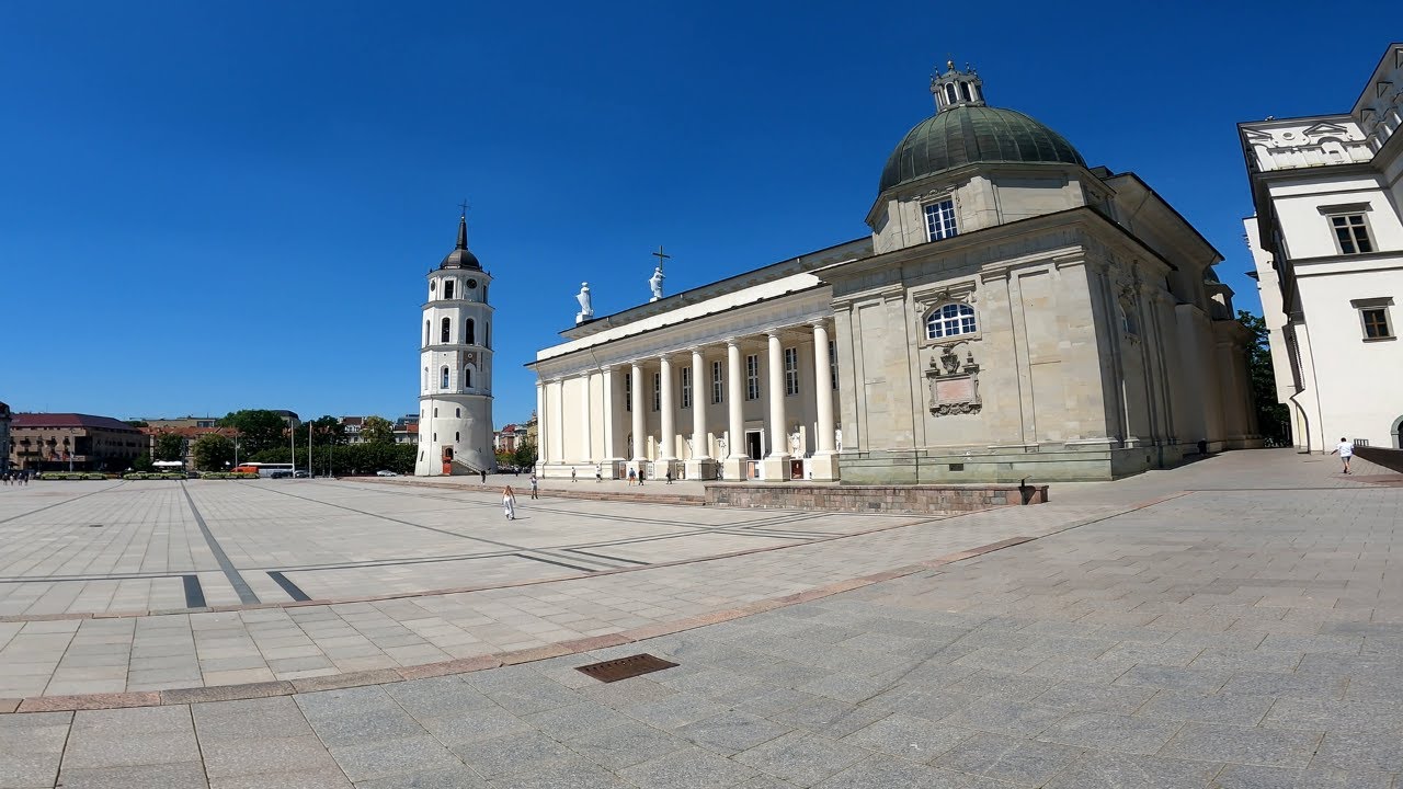 Pasivaikščiojimas Vilniaus Gedimino prospektu | Taking a Walk in Vilnius along Gediminas Avenue