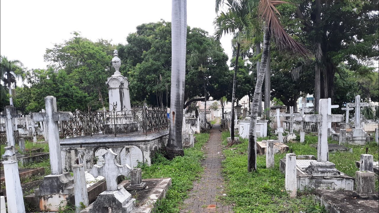 VISITANDO EL CEMENTERIO MAS ANTIGUO DE SANTO DOMINGO donde visito varias tumbas.