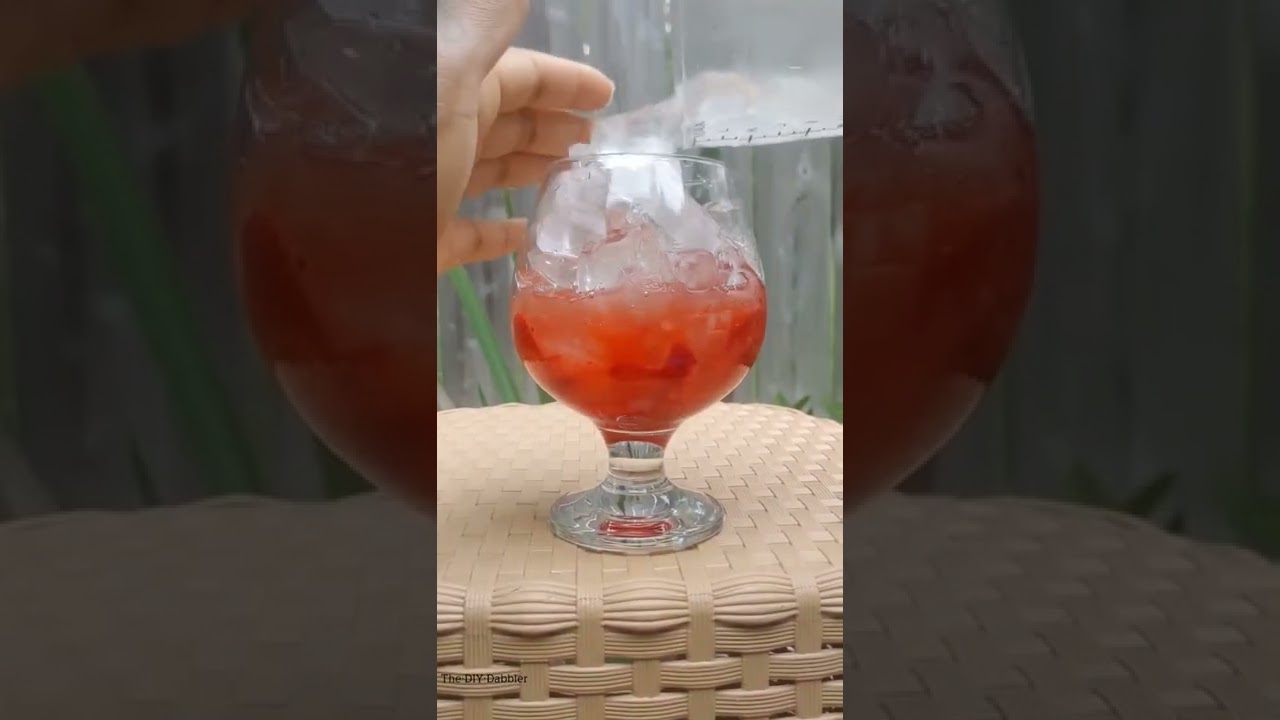 🍓 Strawberry Gin Smash 🍹 #shorts #cocktail #diy